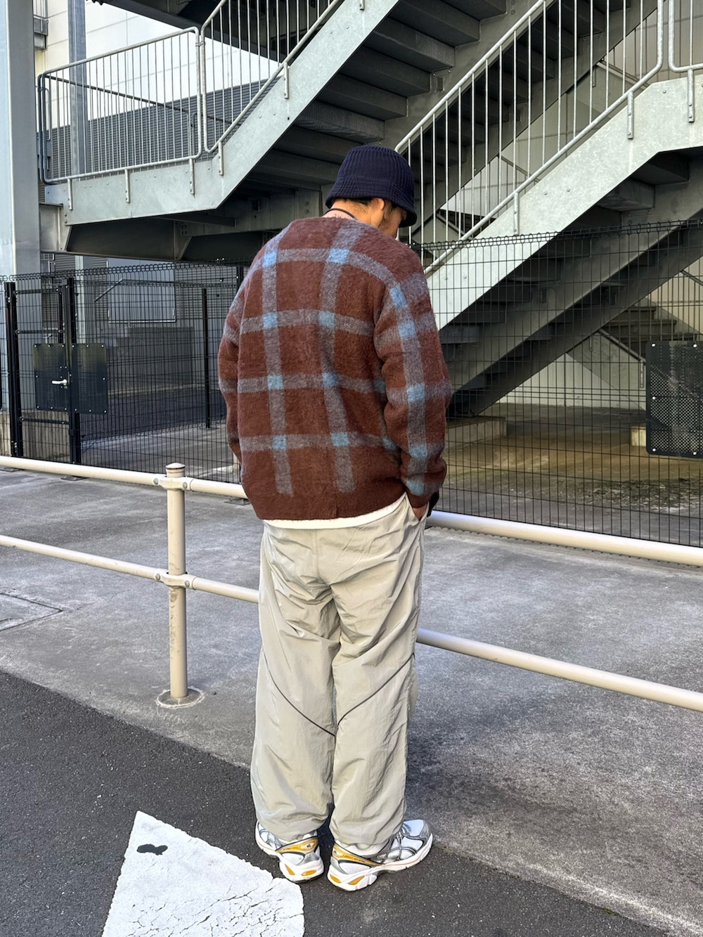 ブラウン系のカーディガン/ボレロ、ホワイト系のTシャツ/カットソー、シルバー系のその他パンツを着用したメンズの秋コーディネートの5枚目の写真