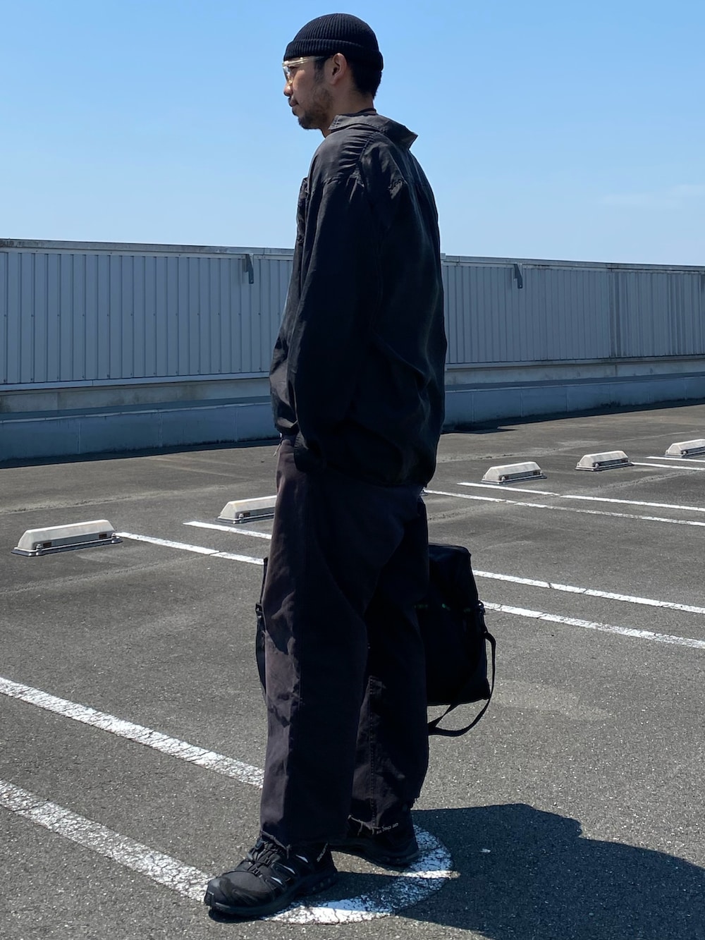 「メガネ男子、ボストンバッグ、お出かけコーデ、きれいめカジュアル、古着MIX、夏セールで買いました、スニーカー、モノトーン、シャツスタイル、ブラックコーデ、ラフコーデ、ニット帽、ビーニー、夏コーデ、シンプルコーデ」｜「CIAOPANIC TYPYの接触冷感ノースリレイヤードタンク（タンクトップ、ホワイト系）」を使った、sjさん（メンズ・182cm）の夏コーディネートの4枚目の写真