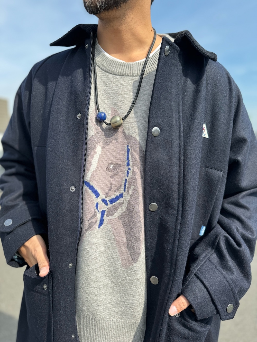 グレー系のスウェットパンツ、ブルー系のその他アウター、グレー系のニット/セーターを着用したメンズの秋コーディネートの7枚目の写真