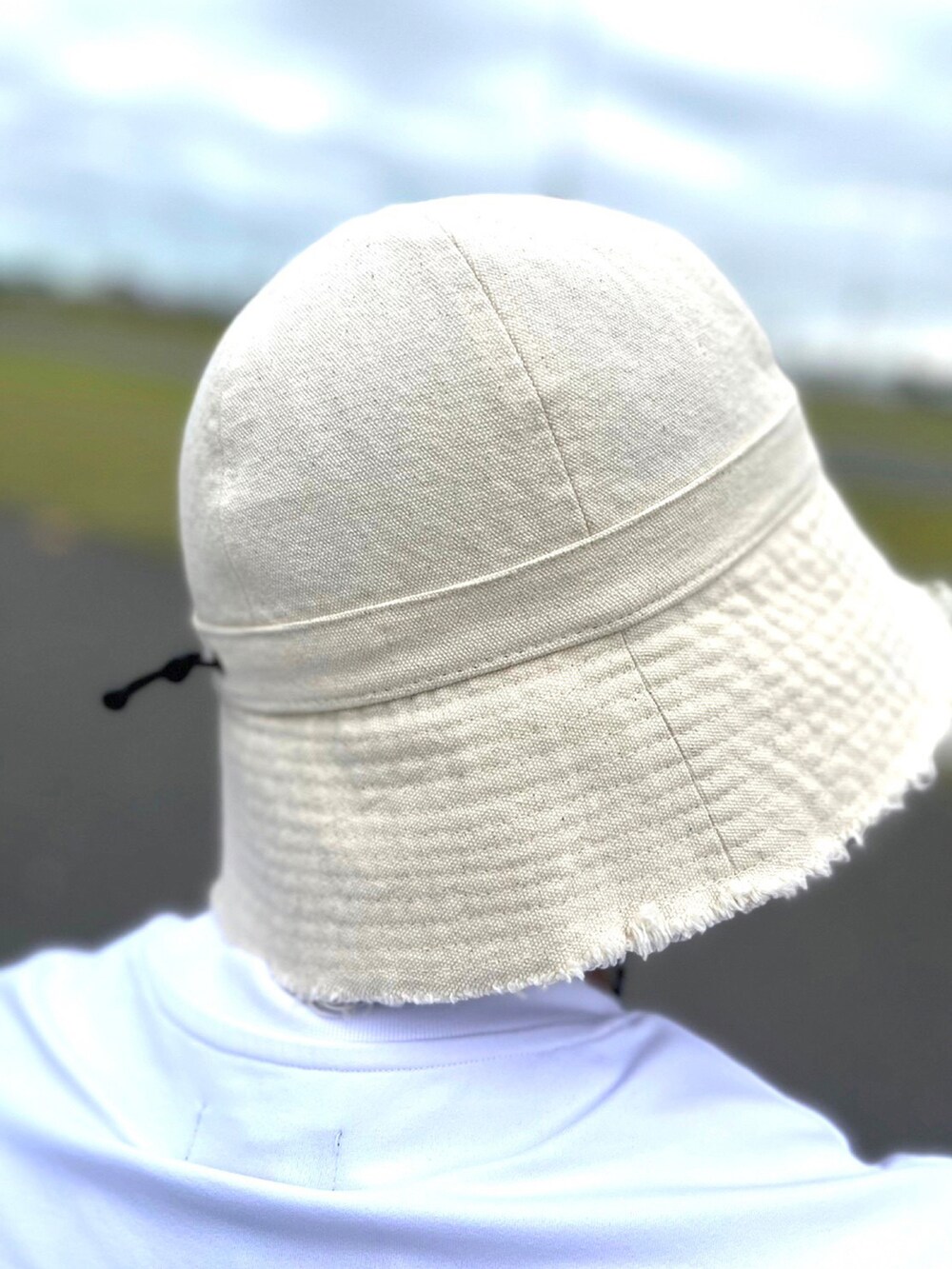 ホワイト系のシャツ/ブラウス、ホワイト系のデニムパンツ、ベージュ系のサンダルを着用したメンズの春コーディネートの5枚目の写真