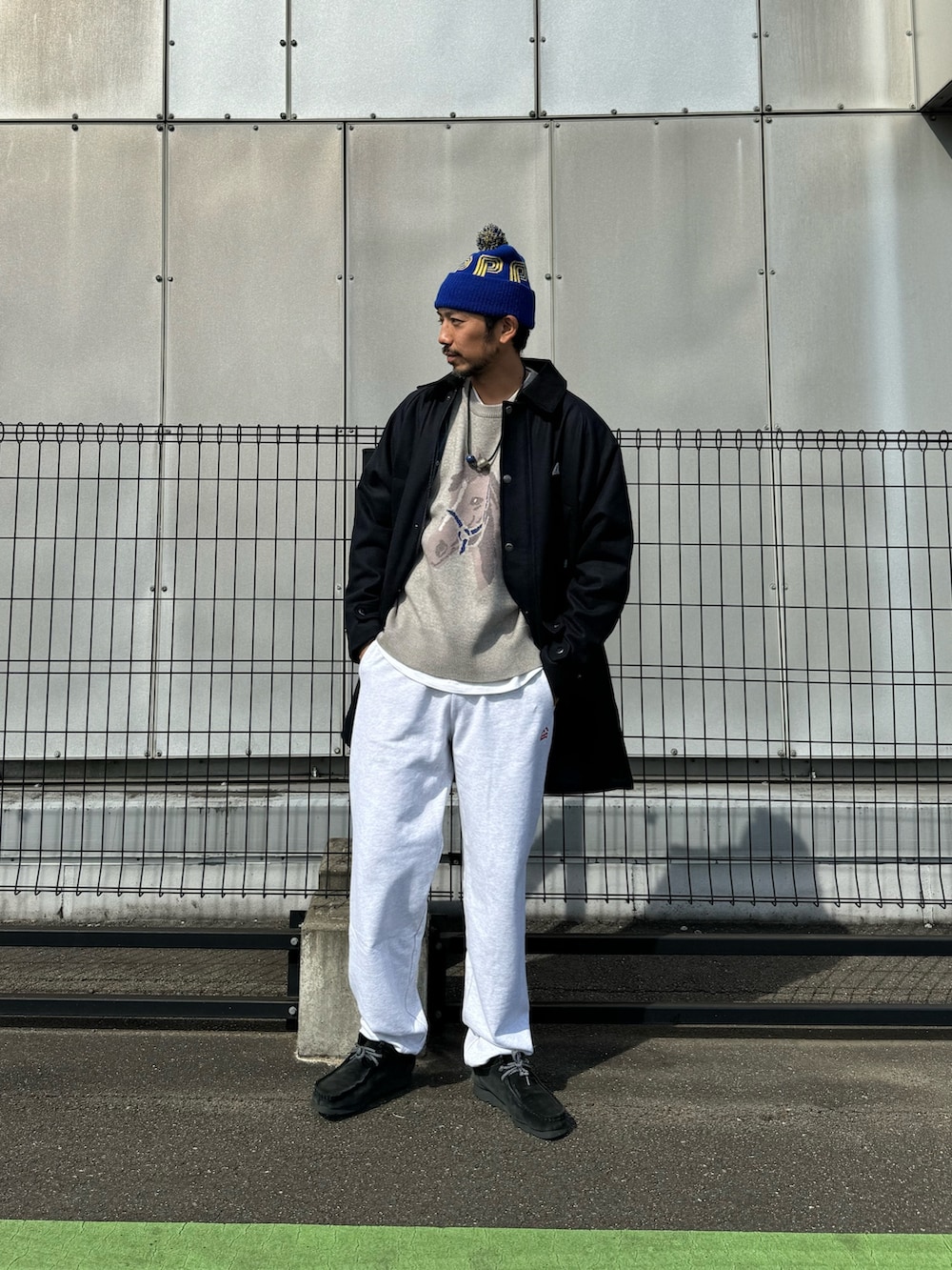 グレー系のスウェットパンツ、ブルー系のその他アウター、グレー系のニット/セーターを着用したメンズの秋コーディネートの2枚目の写真