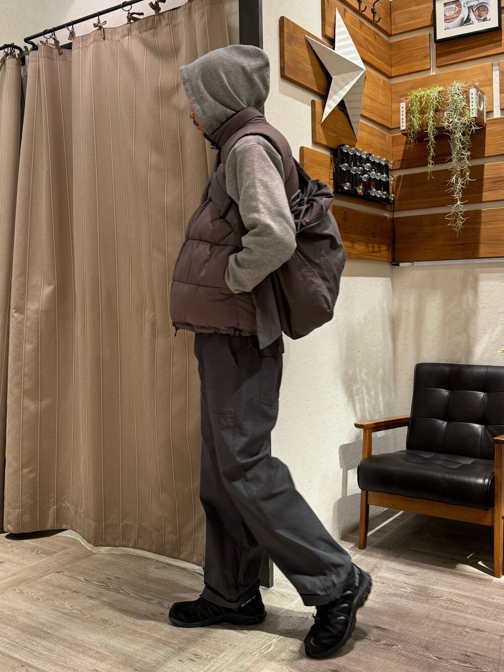 「モノトーン、秋冬コーデ、ストリート、カーゴパンツ、冬アウター、休日スタイル、淡色コーデ、マイベストコーデ2023、きれいめカジュアル、スニーカー、ニット帽、ベスト、クリスマスに着たい服、お出かけコーデ、グレー」｜「Franklin Climbingの【Franklin Climbing】ニットビーニー（ニットキャップ/ビーニー、ブラック系）」を使った、sjさん（メンズ・182cm）の冬コーディネートの6枚目の写真
