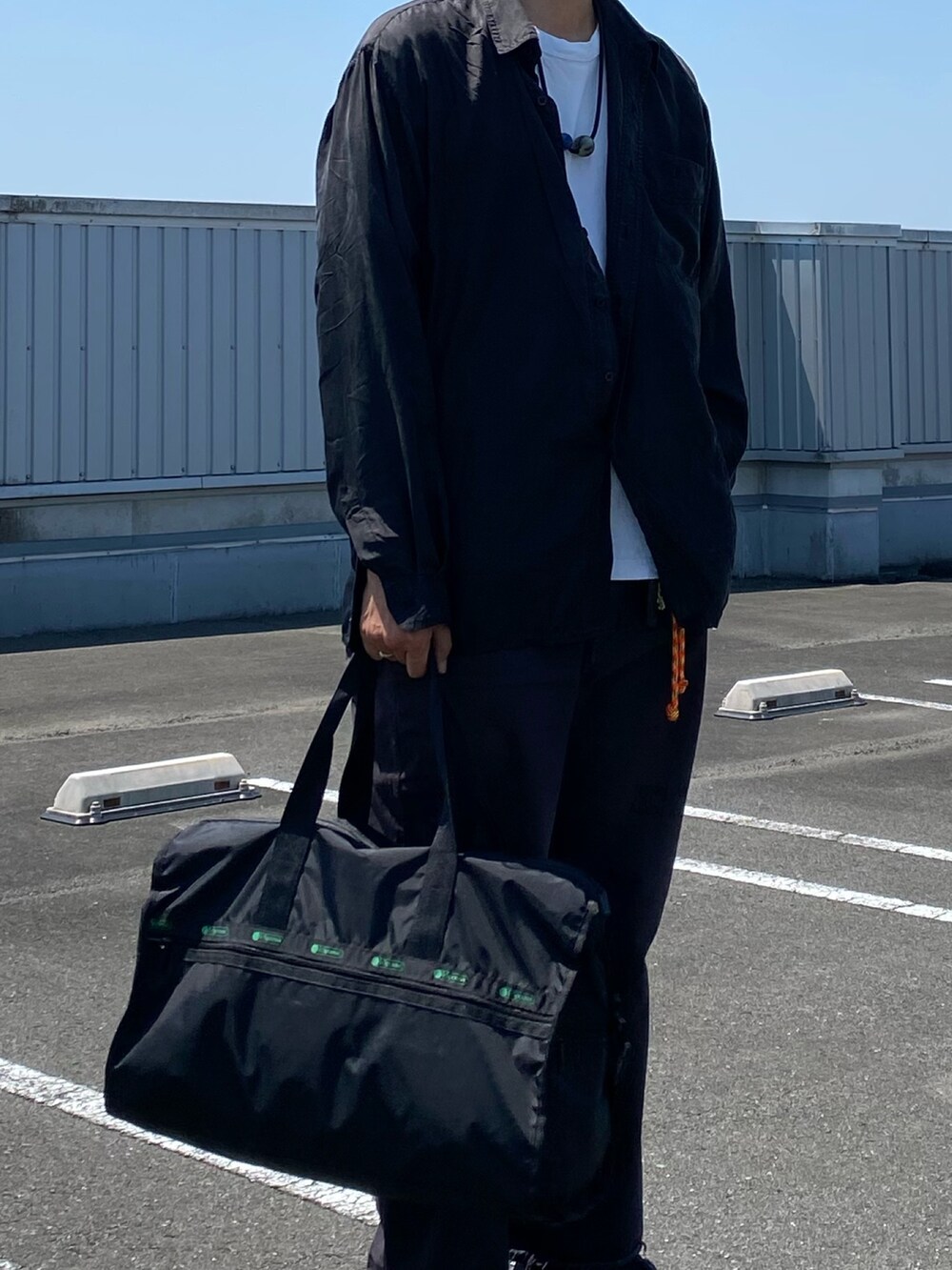 「メガネ男子、ボストンバッグ、お出かけコーデ、きれいめカジュアル、古着MIX、夏セールで買いました、スニーカー、モノトーン、シャツスタイル、ブラックコーデ、ラフコーデ、ニット帽、ビーニー、夏コーデ、シンプルコーデ」｜「CIAOPANIC TYPYの接触冷感ノースリレイヤードタンク（タンクトップ、ホワイト系）」を使った、sjさん（メンズ・182cm）の夏コーディネートの3枚目の写真
