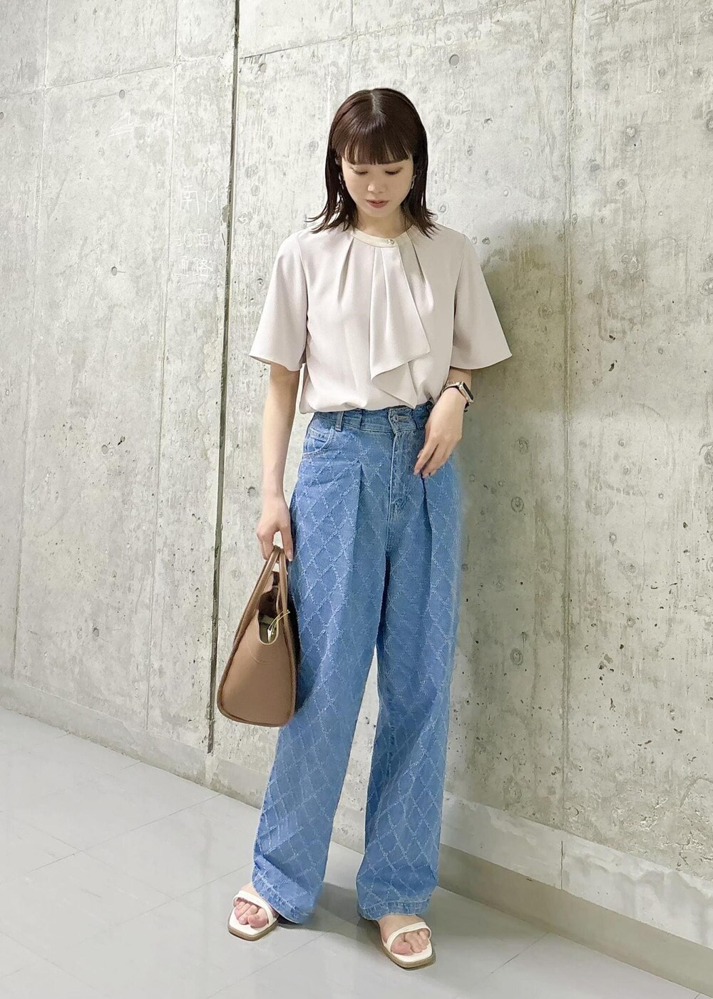 ホワイト系のサンダル、ブラウン系のショルダーバッグ、ピンク系のシャツ/ブラウスを着用したレディースの夏コーディネートの2枚目の写真