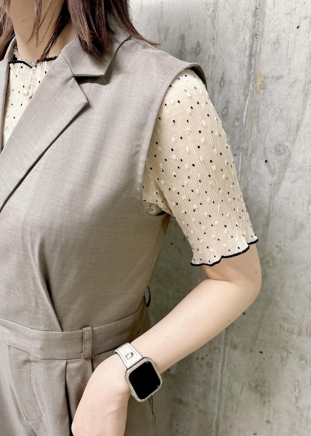 ブラック系のサンダル、ホワイト系のショルダーバッグ、ホワイト系のシャツ/ブラウスを着用したレディースの夏コーディネートの8枚目の写真