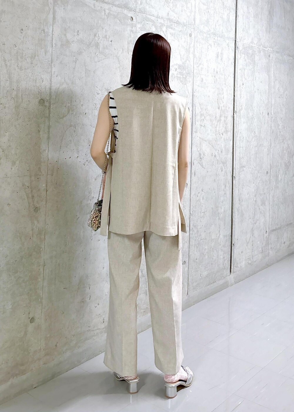 ホワイト系のニット/セーター、グレー系のショルダーバッグ、シルバー系のサンダルを着用したレディースの夏コーディネートの4枚目の写真