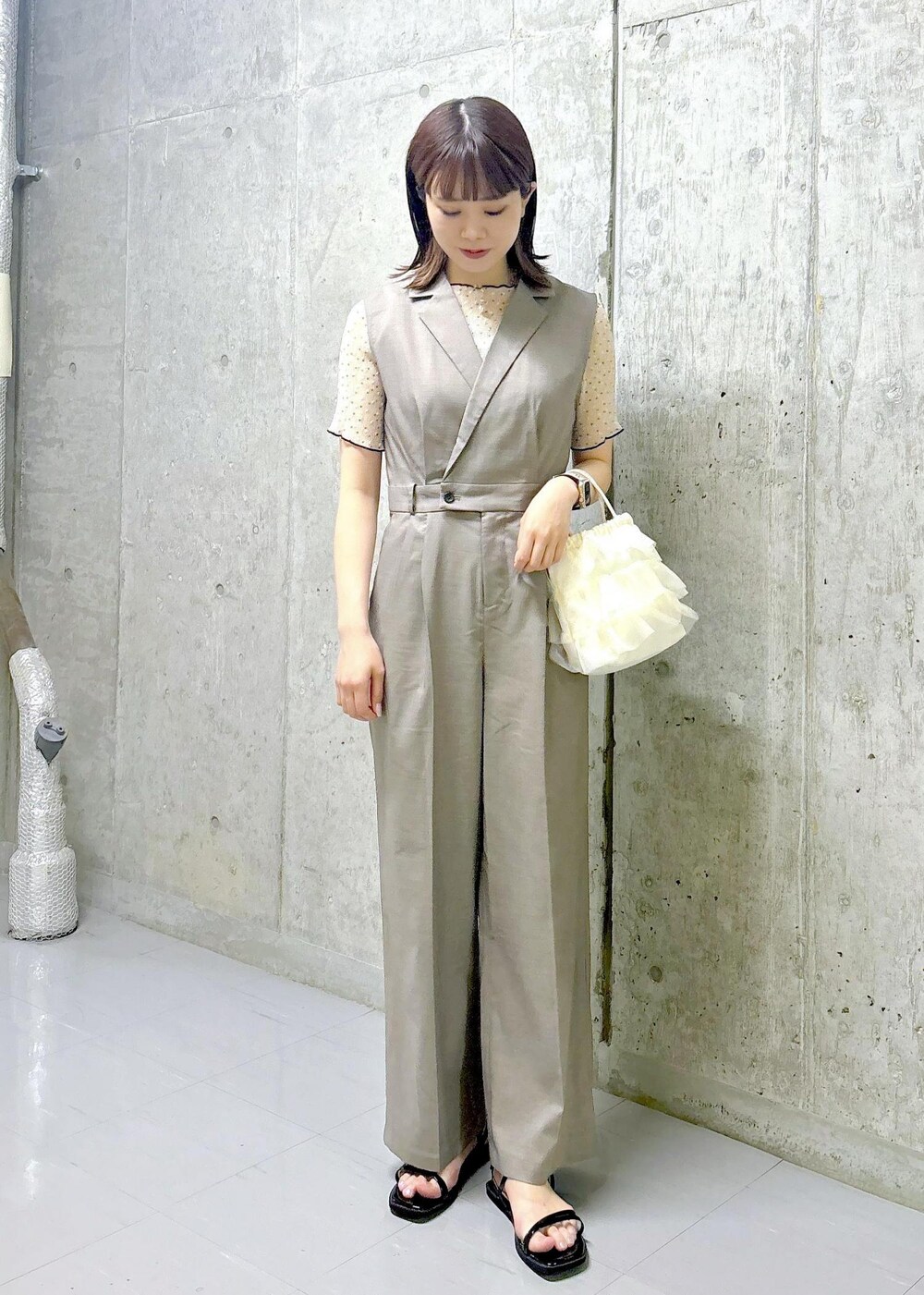 ブラック系のサンダル、ホワイト系のショルダーバッグ、ホワイト系のシャツ/ブラウスを着用したレディースの夏コーディネートの4枚目の写真