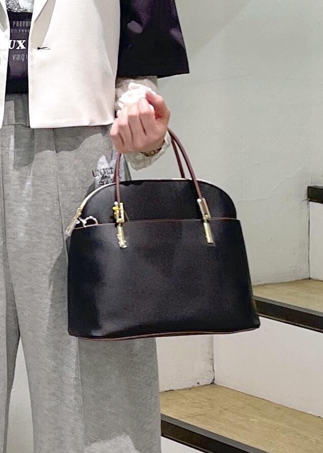 ホワイト系のTシャツ/カットソー、ブラック系のショルダーバッグ、シルバー系のパンプスを着用したレディースの春コーディネートの6枚目の写真