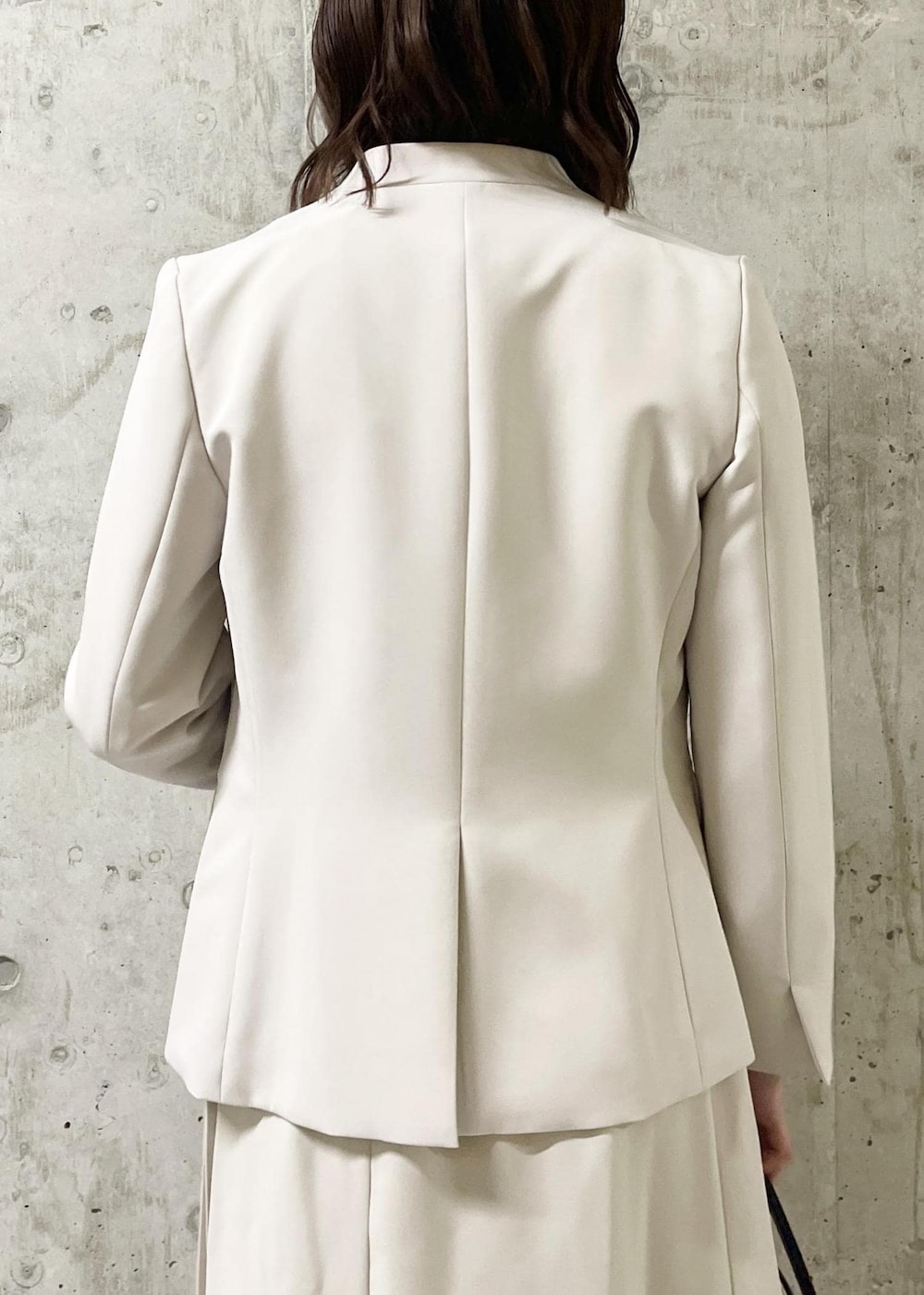 イエロー系のテーラードジャケット、ブラック系のローファー、ブラック系のショルダーバッグを着用したレディースの春コーディネートの7枚目の写真