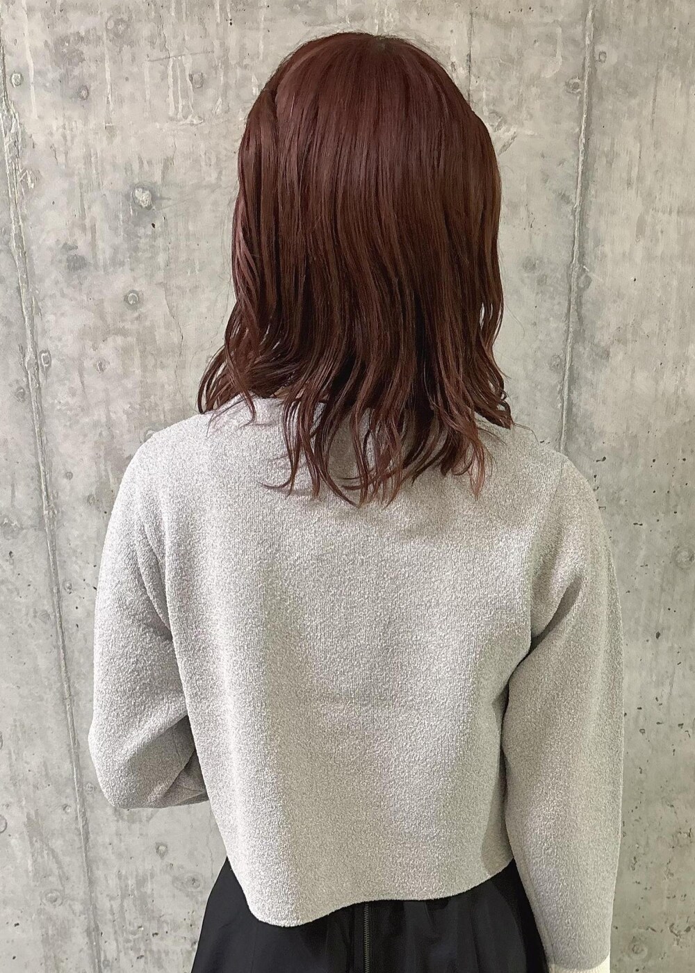 ブラック系のスカート、グレー系のカーディガン/ボレロ、ブラック系のパンプスを着用したレディースの秋コーディネートの5枚目の写真