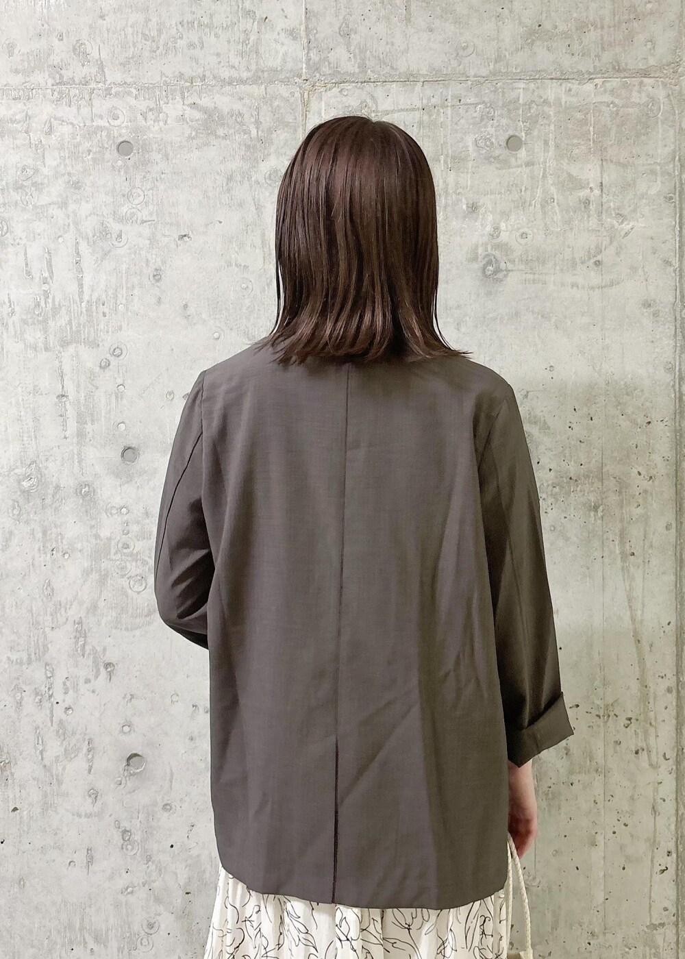 ホワイト系のトートバッグ、ブラック系のTシャツ/カットソー、ゴールド系のサンダルを着用したレディースの夏コーディネートの6枚目の写真