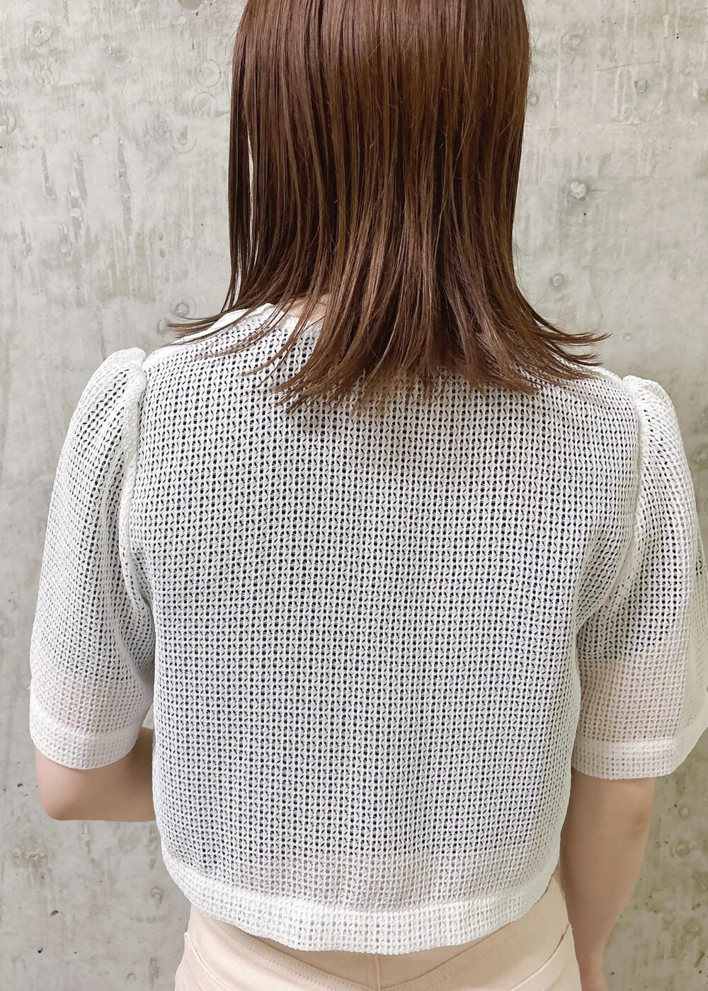 ホワイト系のノーカラージャケット、ホワイト系のショルダーバッグ、ブラック系のTシャツ/カットソーを着用したレディースの夏コーディネートの6枚目の写真