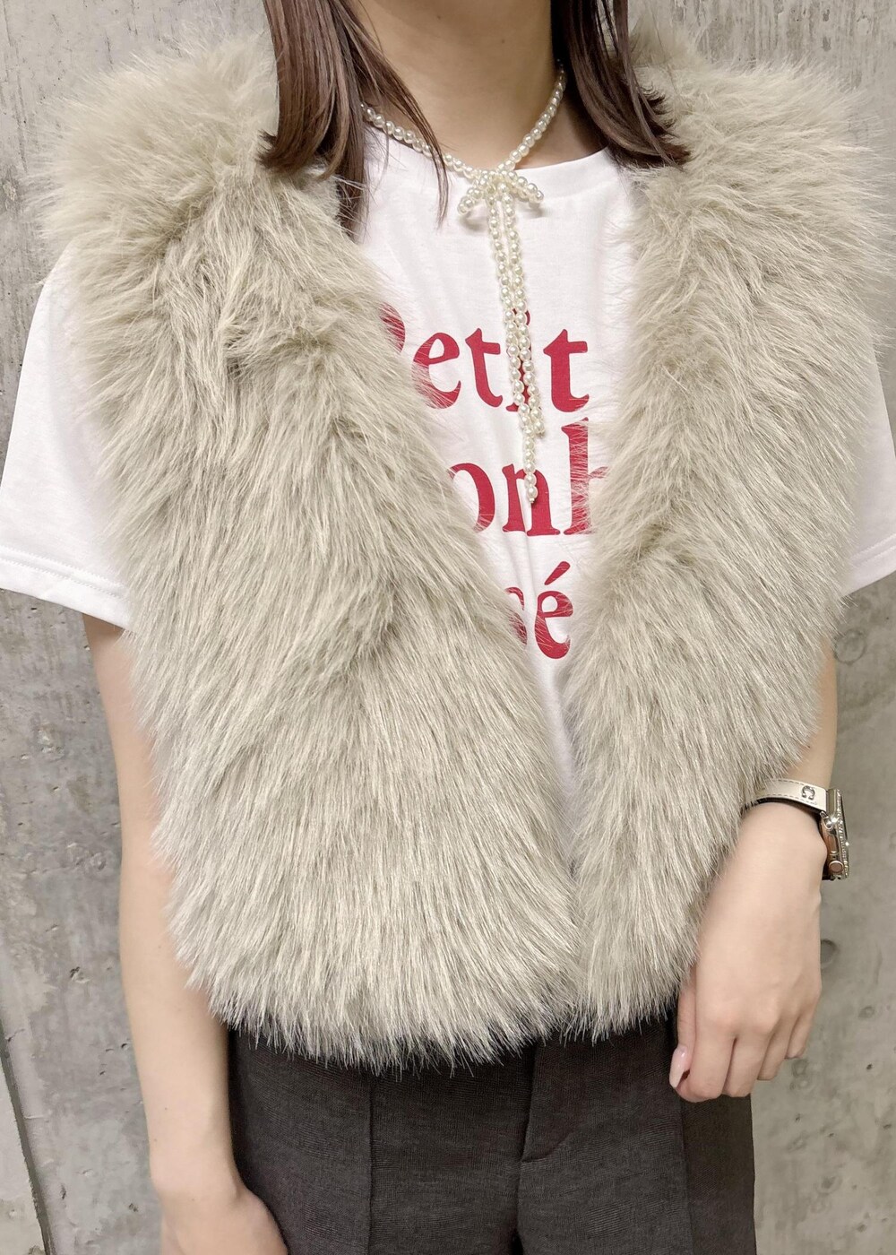 ベージュ系のベスト、ホワイト系のTシャツ/カットソー、ブラウン系のその他パンツを着用したレディースの秋コーディネートの6枚目の写真