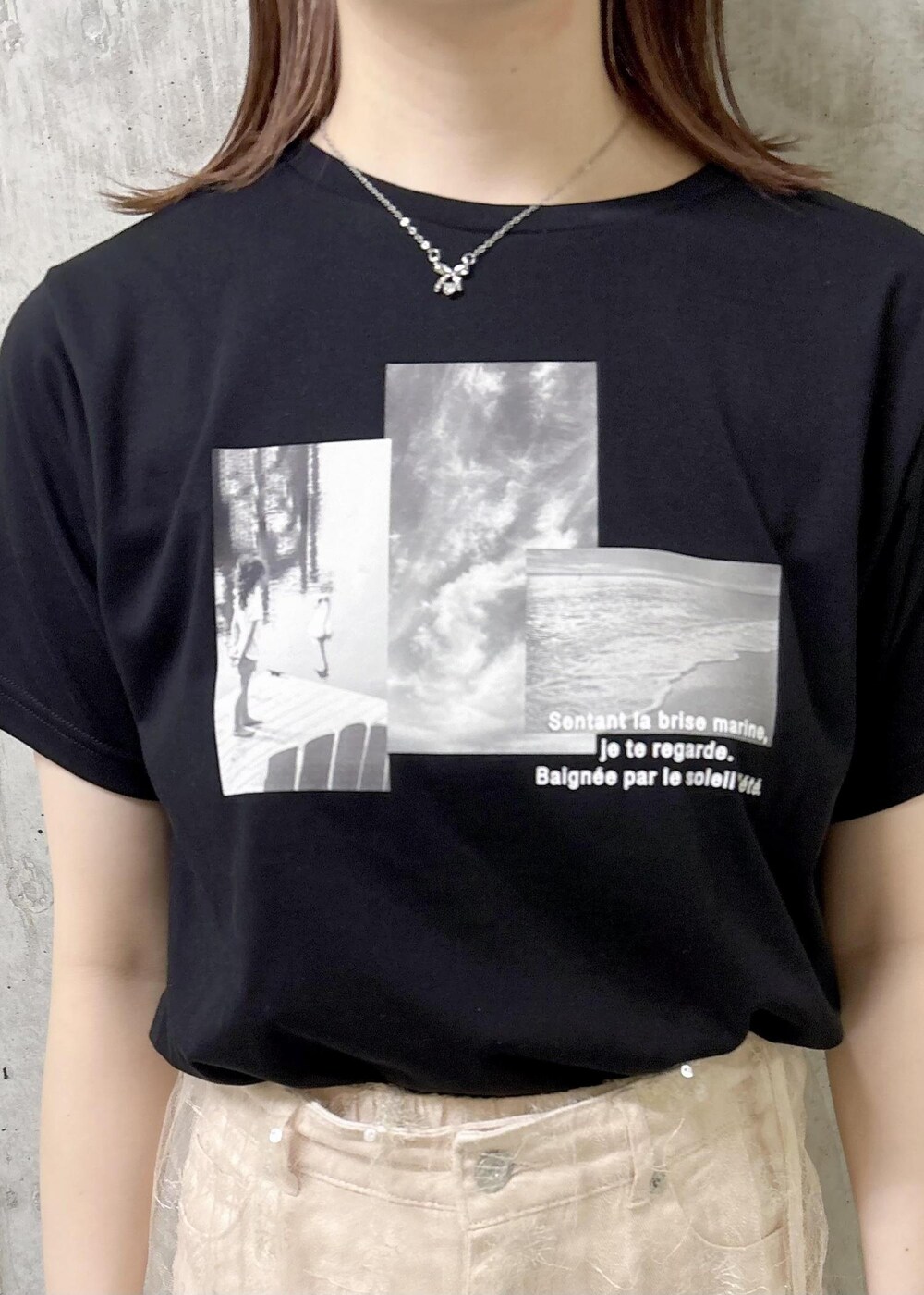 ホワイト系のノーカラージャケット、ホワイト系のショルダーバッグ、ブラック系のTシャツ/カットソーを着用したレディースの夏コーディネートの7枚目の写真