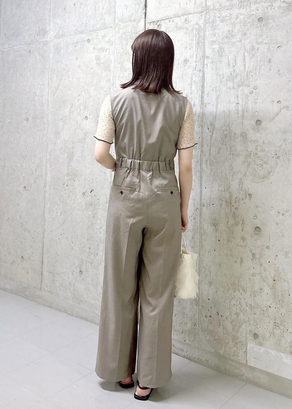 ブラック系のサンダル、ホワイト系のショルダーバッグ、ホワイト系のシャツ/ブラウスを着用したレディースの夏コーディネートの5枚目の写真