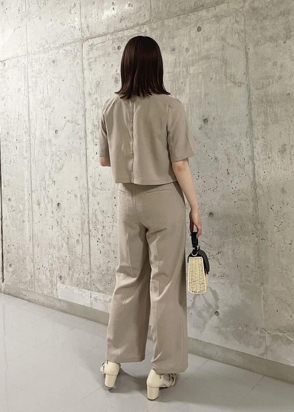 パープル系のシャツ/ブラウス、ホワイト系のサンダル、ブラック系のショルダーバッグを着用したレディースの春コーディネートの3枚目の写真