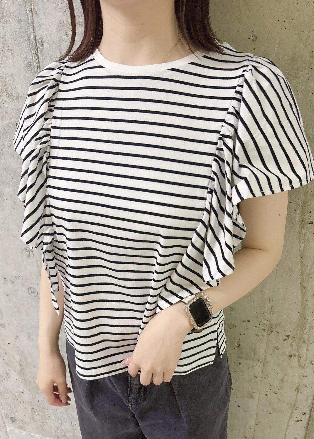 ブラック系のサンダル、ホワイト系のショルダーバッグ、ホワイト系のTシャツ/カットソーを着用したレディースの春コーディネートの4枚目の写真