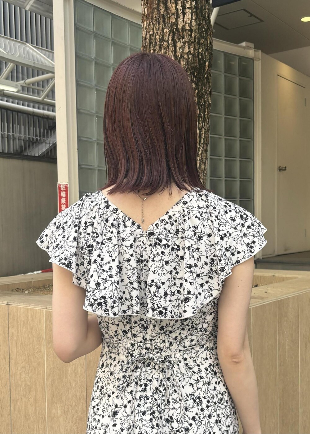 ホワイト系のハンドバッグ、シルバー系のパンプス、ホワイト系のワンピースを着用したレディースの春コーディネートの6枚目の写真