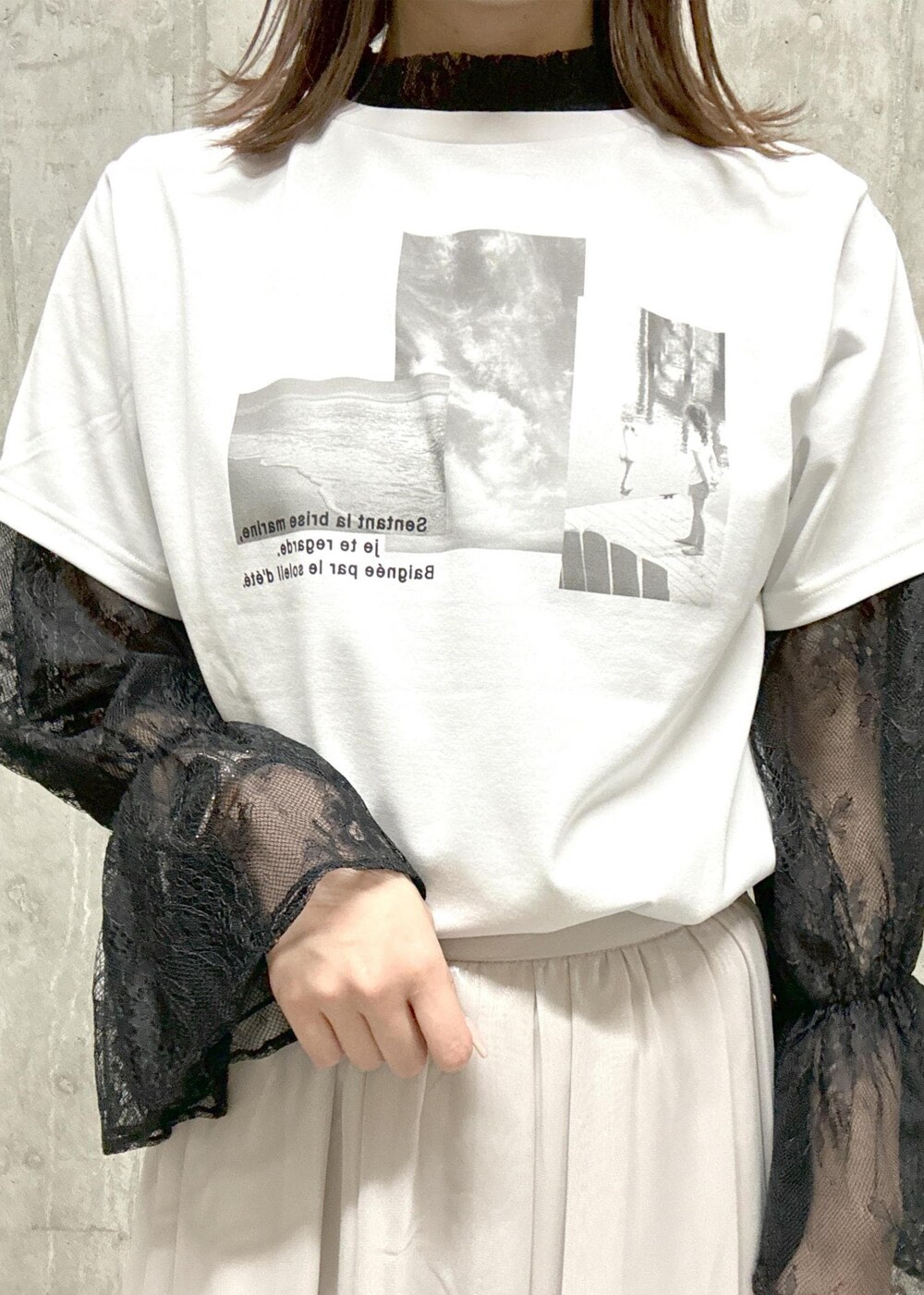 ホワイト系のTシャツ/カットソー、ブラック系のショルダーバッグ、ブラック系のシャツ/ブラウスを着用したレディースの秋コーディネートの5枚目の写真