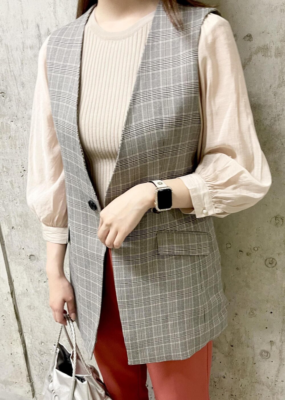 ホワイト系のローファー、シルバー系のトートバッグ、ベージュ系のニット/セーターを着用したレディースの秋コーディネートの4枚目の写真