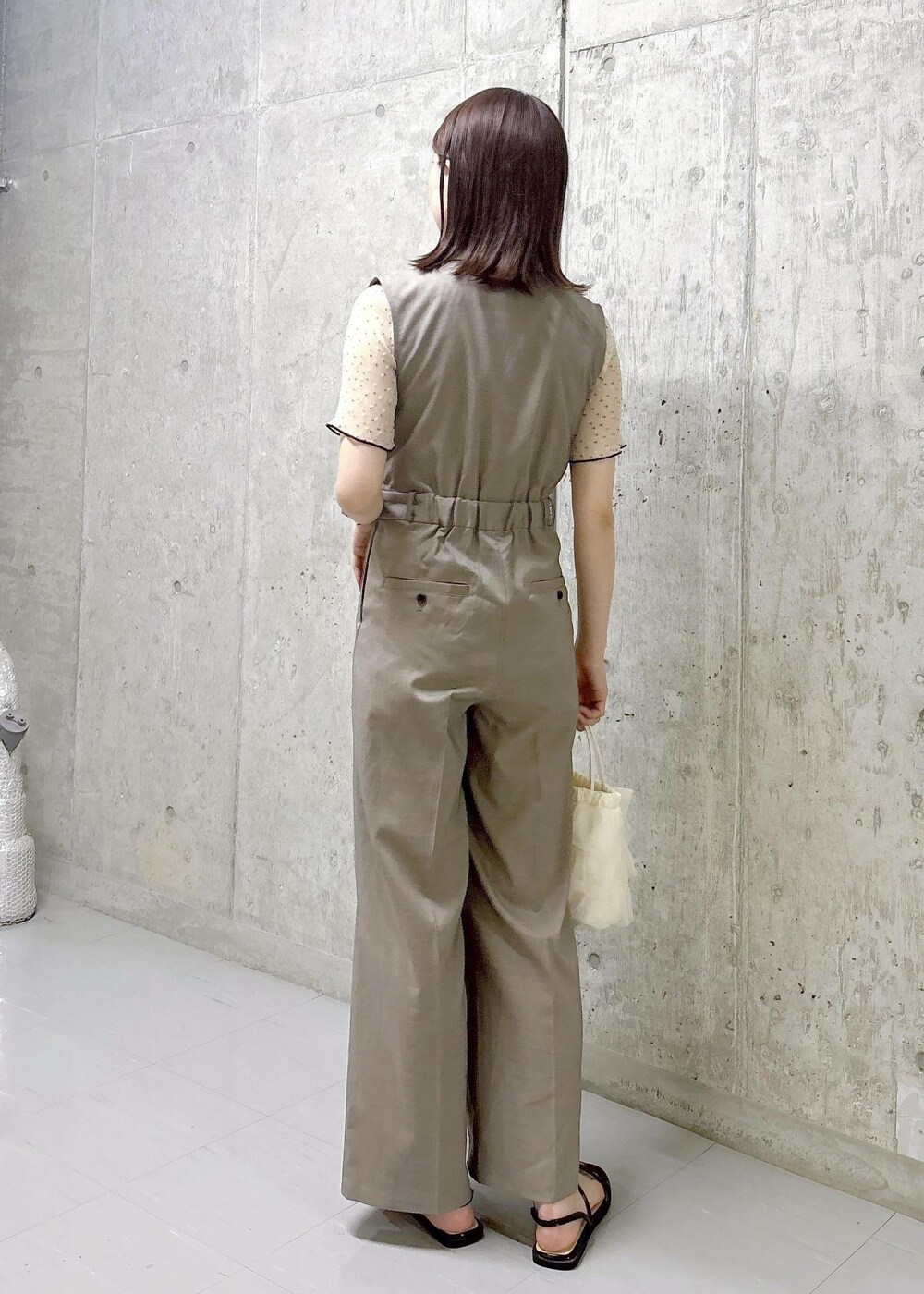 ブラック系のサンダル、ホワイト系のショルダーバッグ、ホワイト系のシャツ/ブラウスを着用したレディースの夏コーディネートの6枚目の写真