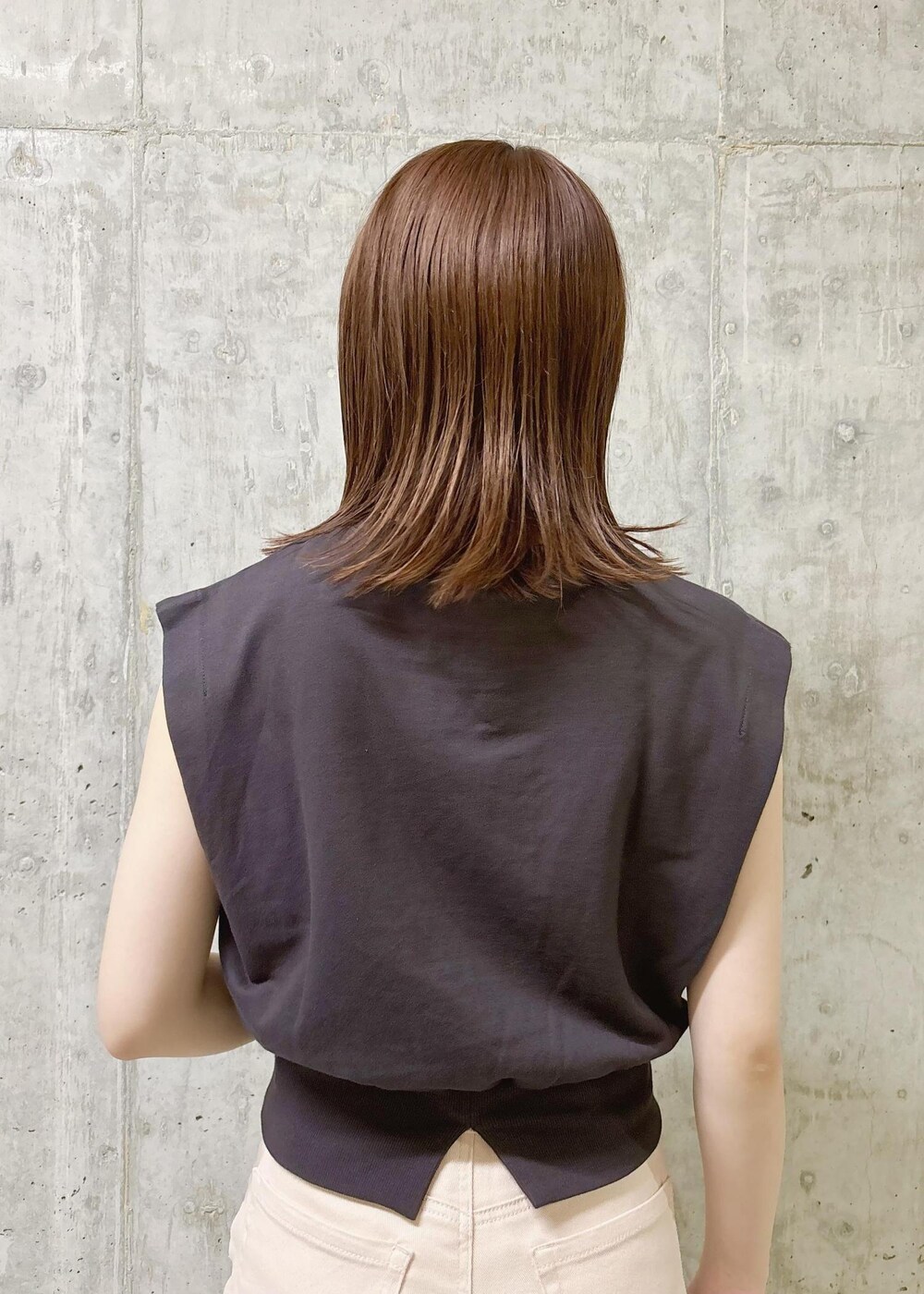 ホワイト系のショルダーバッグ、グレー系のスウェット、ピンク系のデニムパンツを着用したレディースの夏コーディネートの8枚目の写真