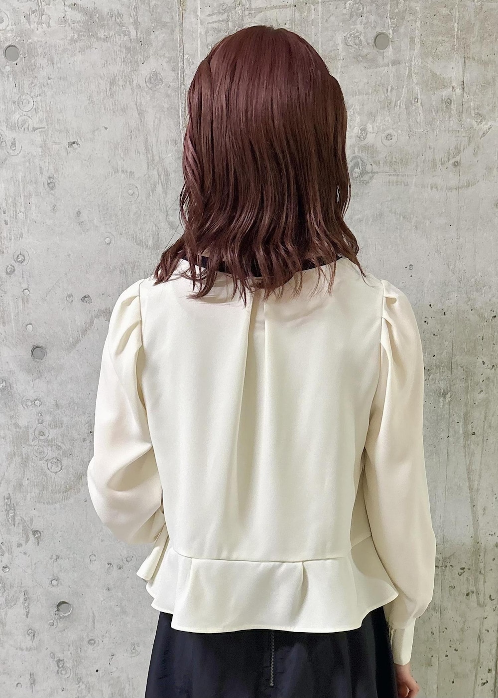 ブラック系のスカート、ホワイト系のシャツ/ブラウス、ブラック系のパンプスを着用したレディースの秋コーディネートの6枚目の写真