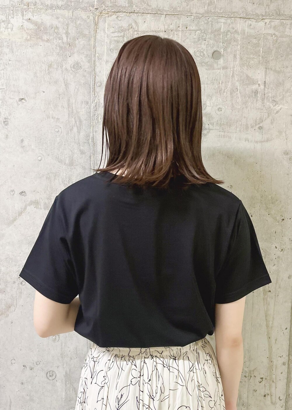 ブラック系のTシャツ/カットソー、ホワイト系のその他パンツ、ゴールド系のサンダルを着用したレディースの夏コーディネートの7枚目の写真