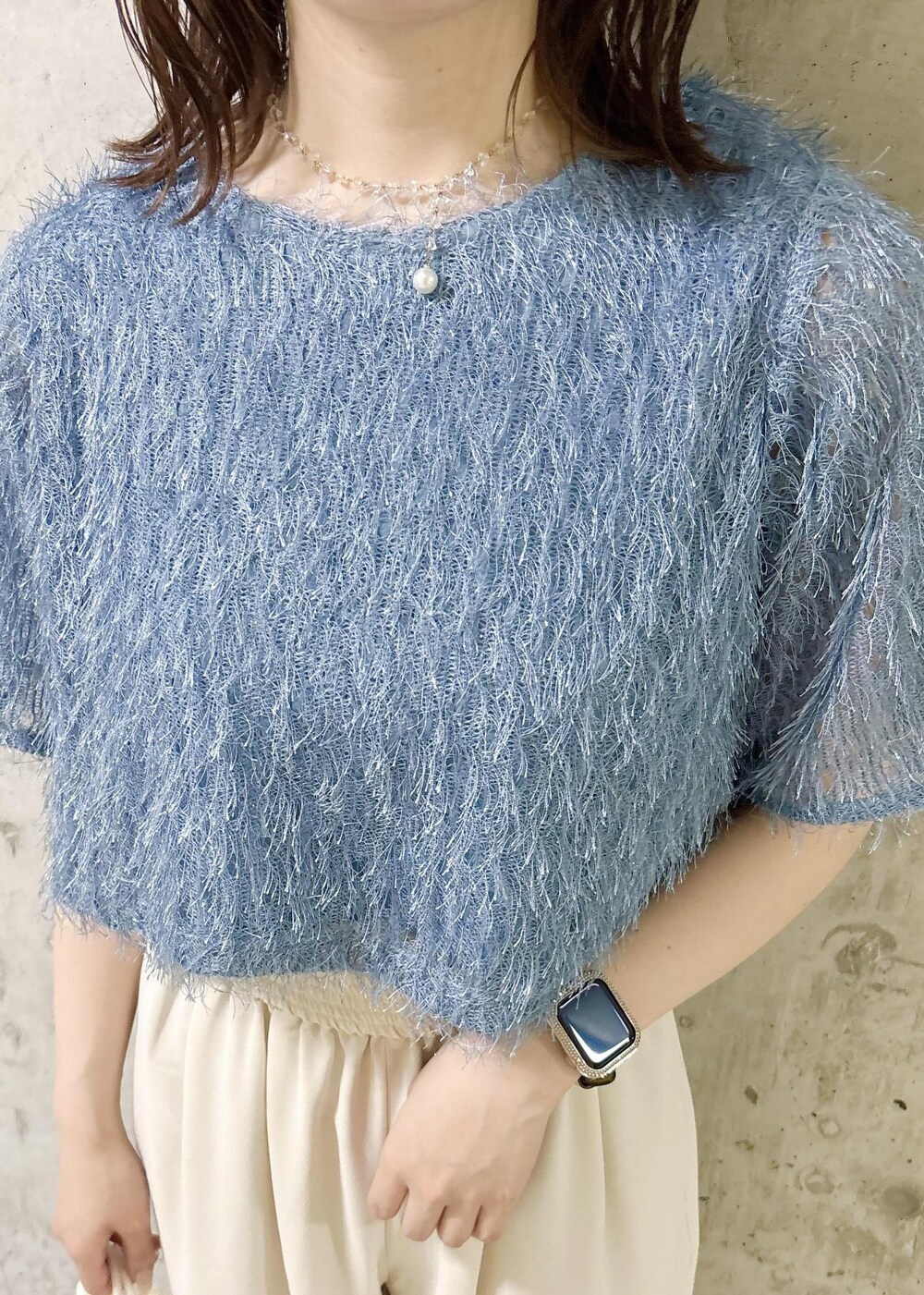 シルバー系のサンダル、ホワイト系のショルダーバッグ、ブルー系のTシャツ/カットソーを着用したレディースの夏コーディネートの5枚目の写真