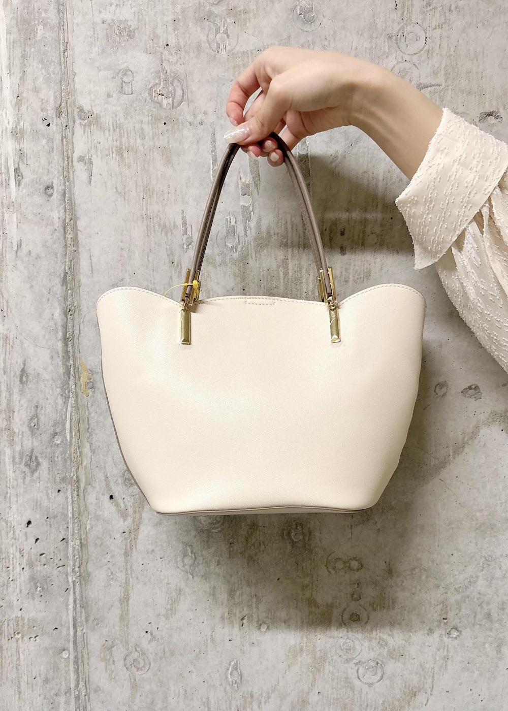 ホワイト系のトートバッグ、ホワイト系のシャツ/ブラウス、ブラック系のパンプスを着用したレディースの秋コーディネートの10枚目の写真