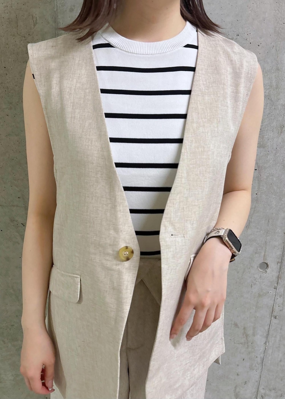 ホワイト系のニット/セーター、グレー系のショルダーバッグ、シルバー系のサンダルを着用したレディースの夏コーディネートの5枚目の写真