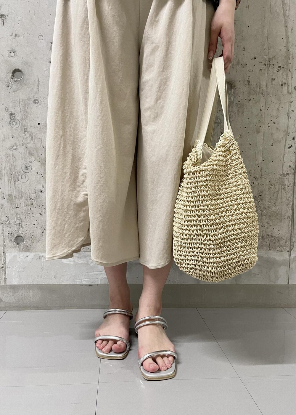 ブラック系のシャツ/ブラウス、ホワイト系のトートバッグ、シルバー系のサンダルを着用したレディースの夏コーディネートの5枚目の写真