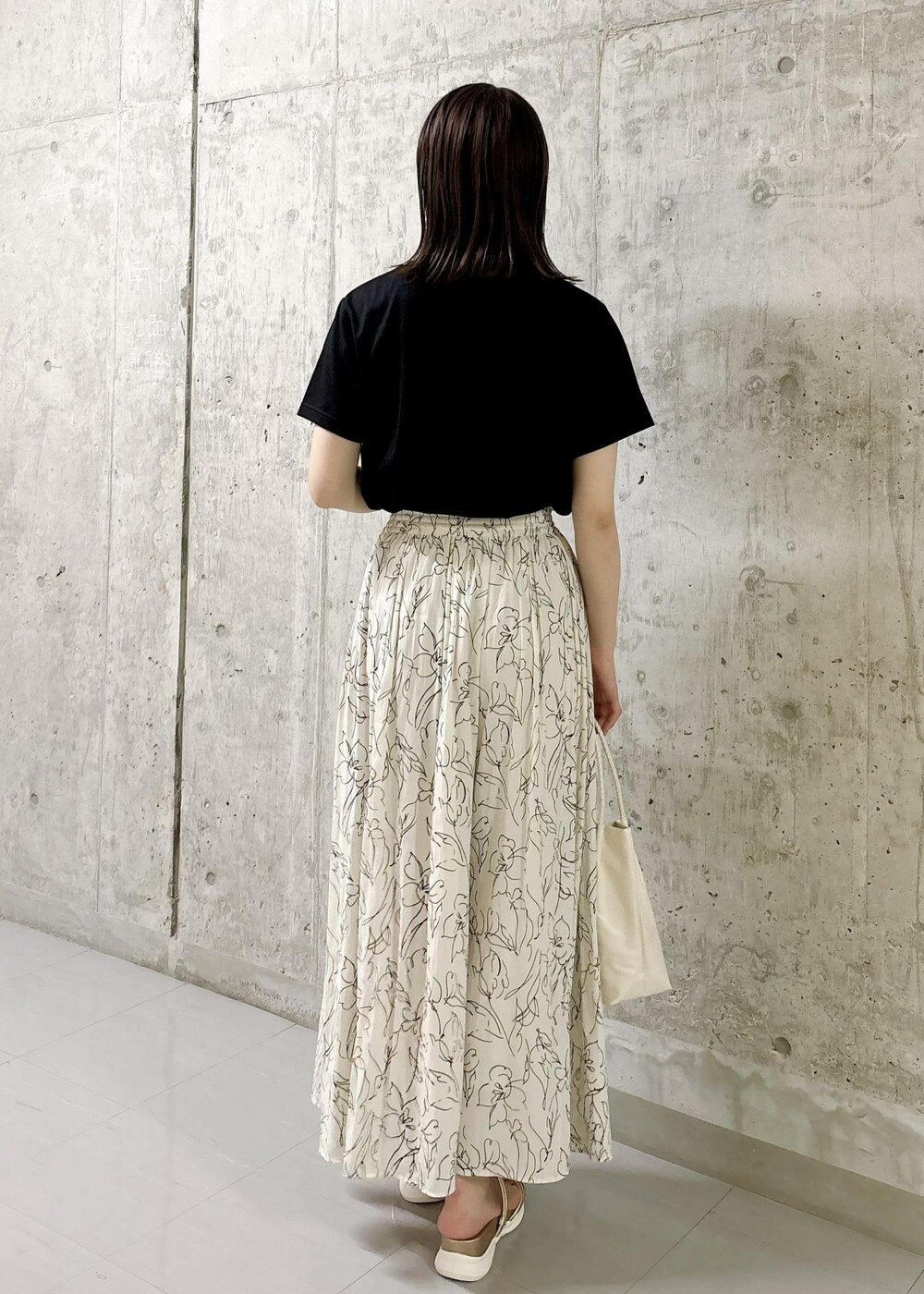 ブラック系のTシャツ/カットソー、ホワイト系のその他パンツ、ゴールド系のサンダルを着用したレディースの夏コーディネートの4枚目の写真