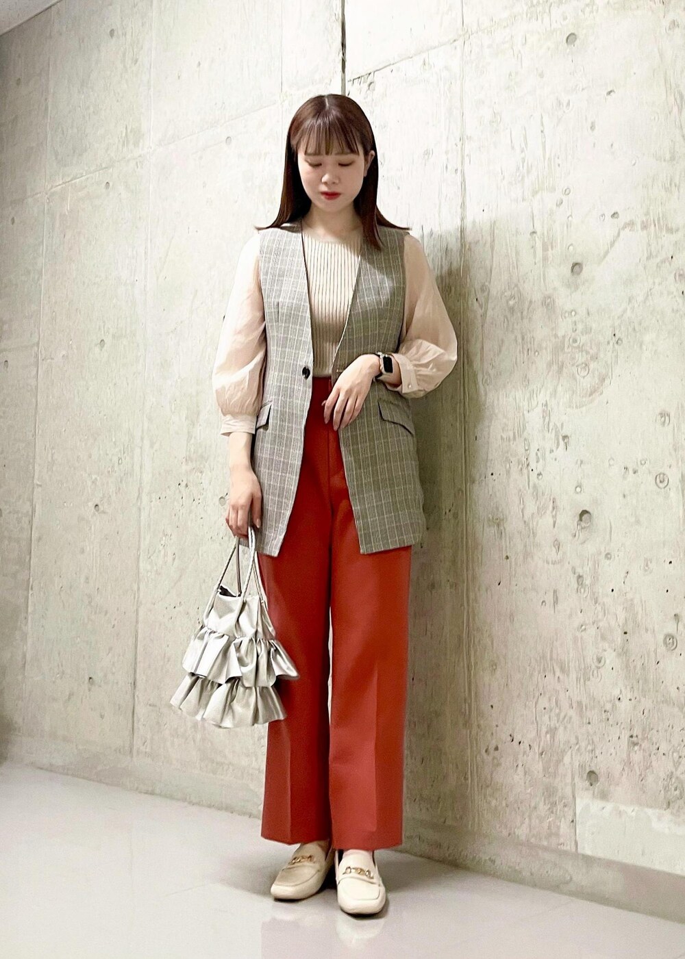 ホワイト系のローファー、シルバー系のトートバッグ、ベージュ系のニット/セーターを着用したレディースの秋コーディネートの2枚目の写真