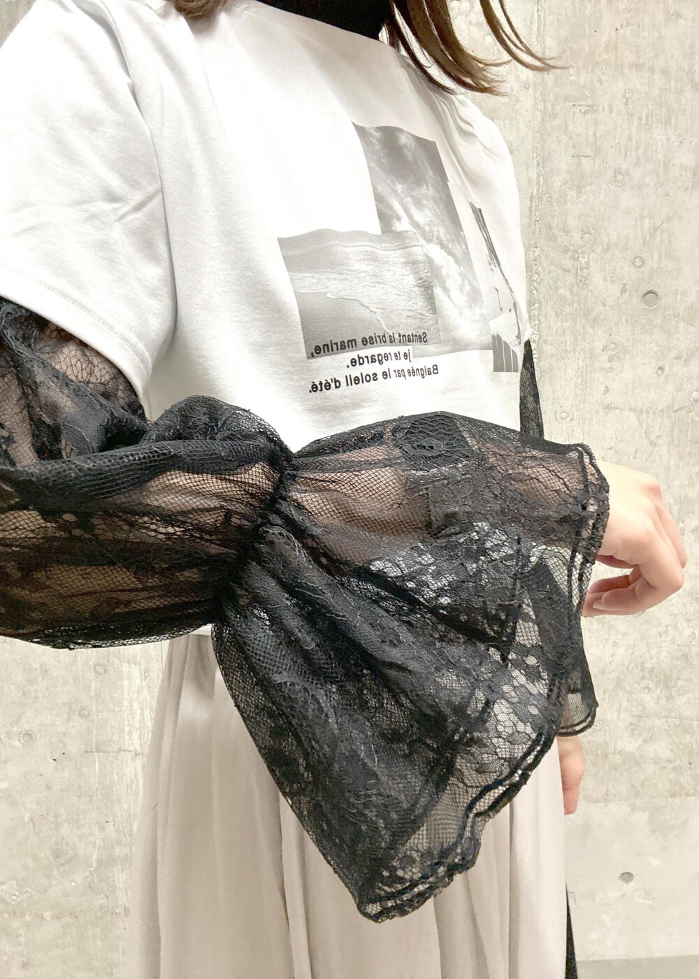 ホワイト系のTシャツ/カットソー、ブラック系のショルダーバッグ、ブラック系のシャツ/ブラウスを着用したレディースの秋コーディネートの6枚目の写真
