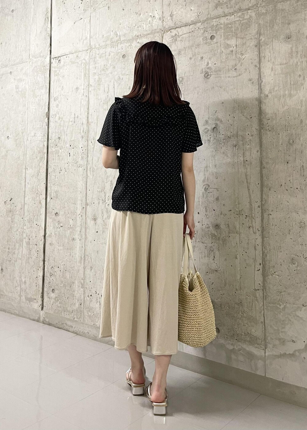 ブラック系のシャツ/ブラウス、ホワイト系のトートバッグ、シルバー系のサンダルを着用したレディースの夏コーディネートの3枚目の写真