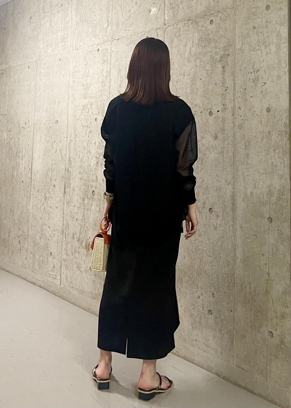 ブラック系のカーディガン/ボレロ、ブラック系のサンダル、ブラック系のワンピースを着用したレディースの夏コーディネートの4枚目の写真