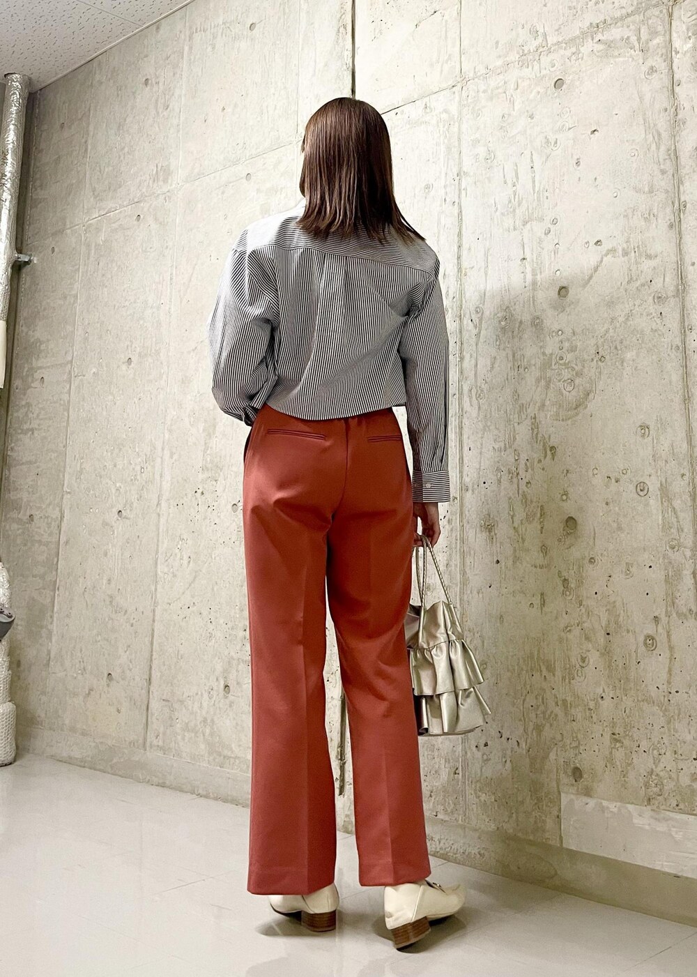 ホワイト系のローファー、シルバー系のトートバッグ、ベージュ系のニット/セーターを着用したレディースの秋コーディネートの3枚目の写真