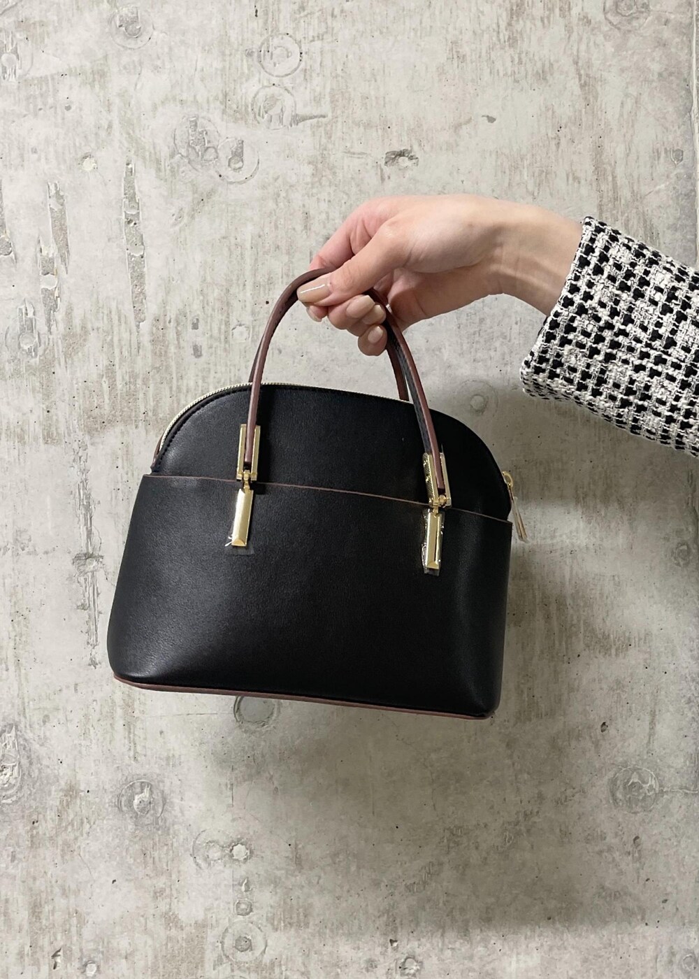 ブラック系のローファー、ブラック系のノーカラージャケット、ブラック系のショルダーバッグを着用したレディースの春コーディネートの9枚目の写真