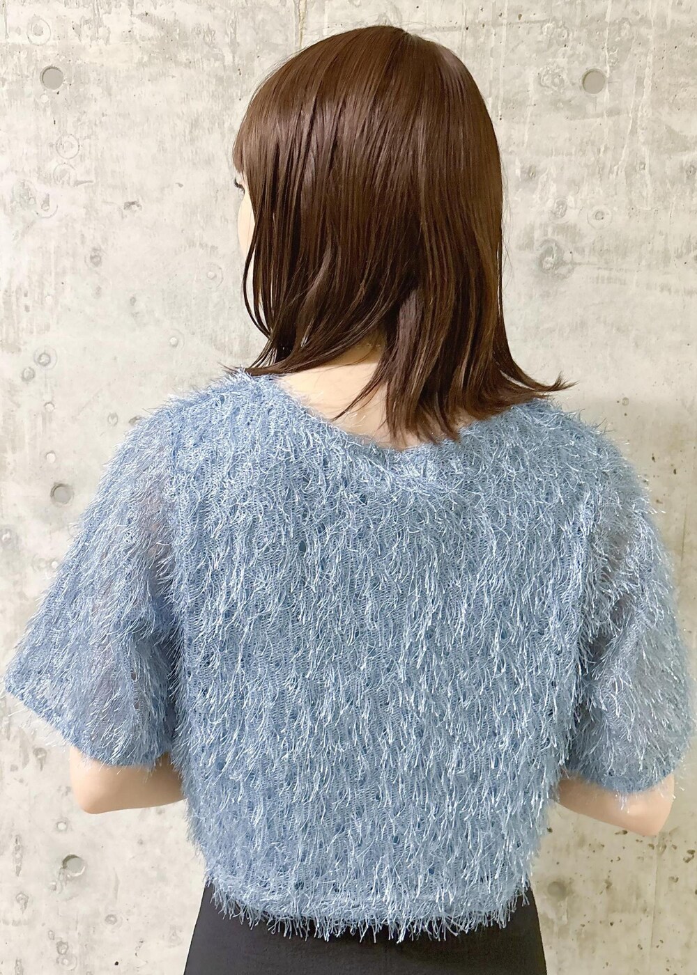 シルバー系のサンダル、ホワイト系のショルダーバッグ、ブルー系のTシャツ/カットソーを着用したレディースの夏コーディネートの6枚目の写真
