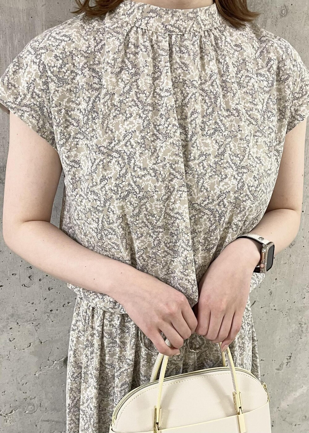 ベージュ系のサンダル、ホワイト系のショルダーバッグ、ベージュ系のワンピースを着用したレディースの春コーディネートの4枚目の写真