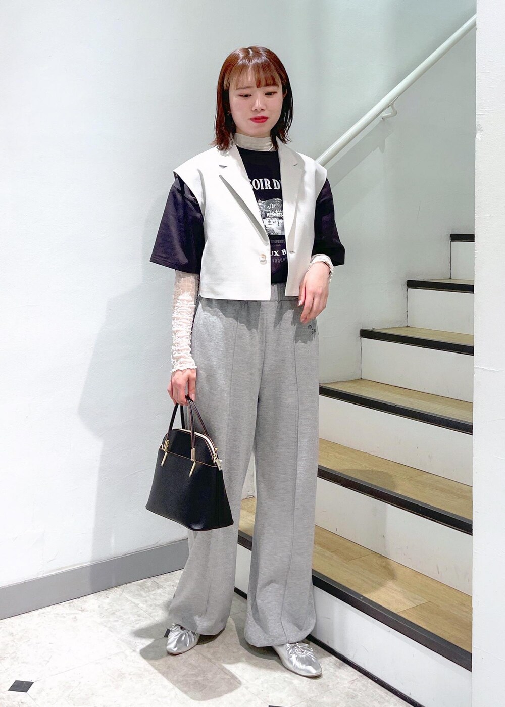 ホワイト系のTシャツ/カットソー、ブラック系のショルダーバッグ、シルバー系のパンプスを着用したレディースの春コーディネートの2枚目の写真