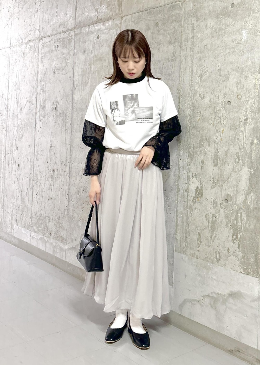 ホワイト系のTシャツ/カットソー、ブラック系のショルダーバッグ、ブラック系のシャツ/ブラウスを着用したレディースの秋コーディネートの2枚目の写真