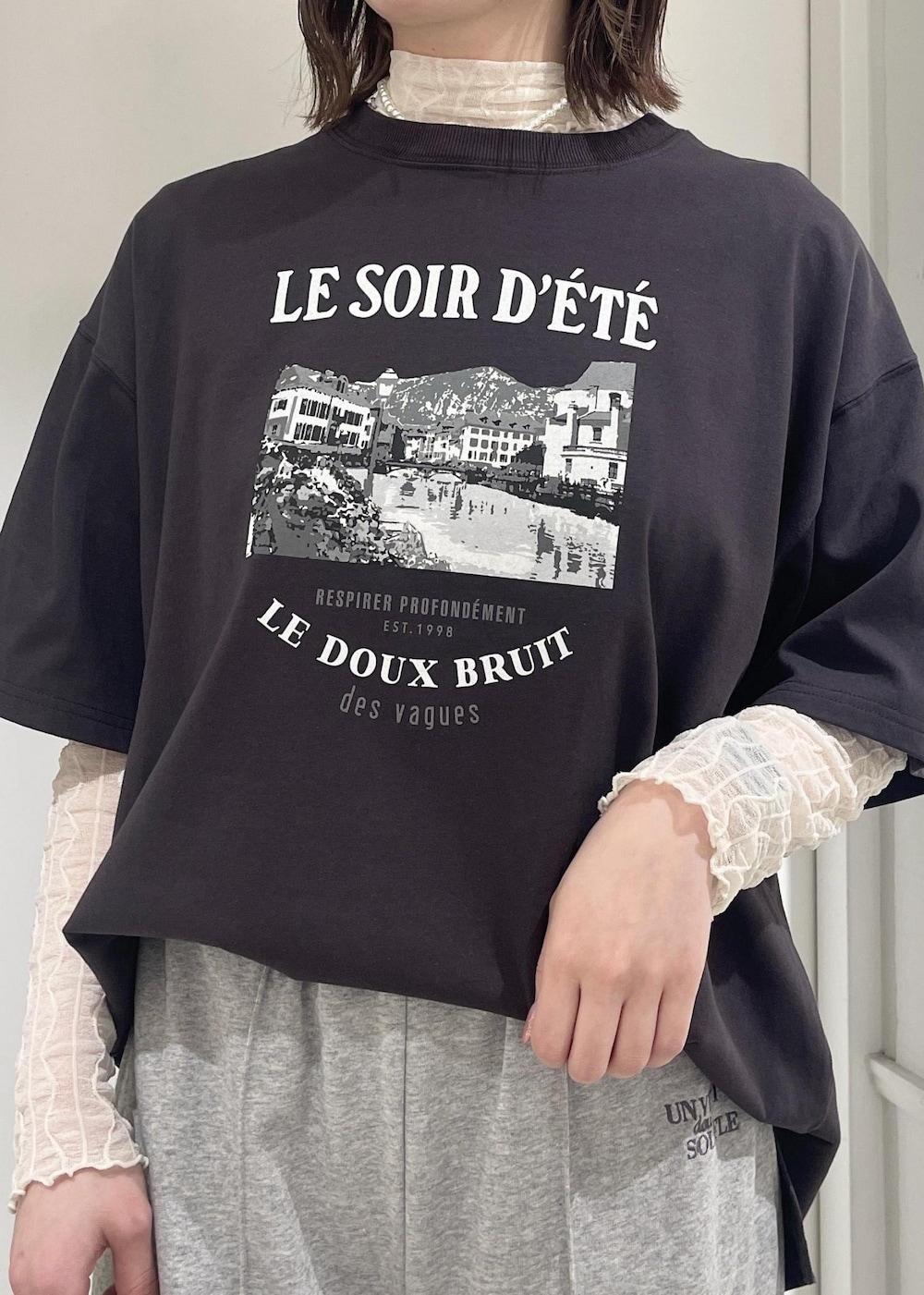 ホワイト系のTシャツ/カットソー、シルバー系のパンプス、イエロー系のトートバッグを着用したレディースの春コーディネートの3枚目の写真