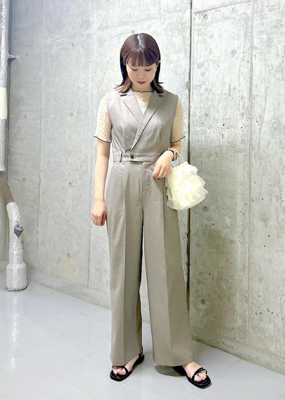 ブラック系のサンダル、ホワイト系のショルダーバッグ、ホワイト系のシャツ/ブラウスを着用したレディースの夏コーディネートの3枚目の写真