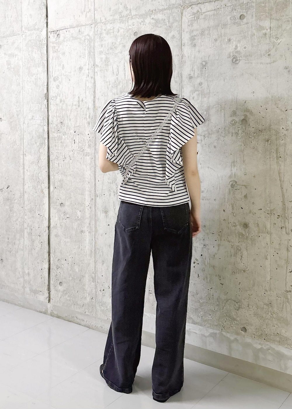 ブラック系のサンダル、ホワイト系のショルダーバッグ、ホワイト系のTシャツ/カットソーを着用したレディースの春コーディネートの3枚目の写真