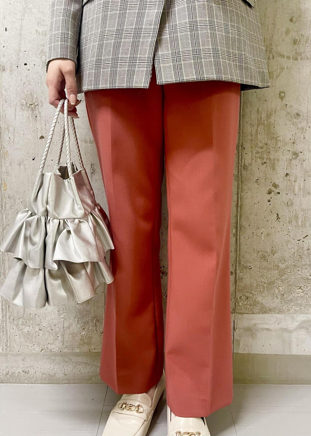 ホワイト系のローファー、シルバー系のトートバッグ、ベージュ系のニット/セーターを着用したレディースの秋コーディネートの5枚目の写真