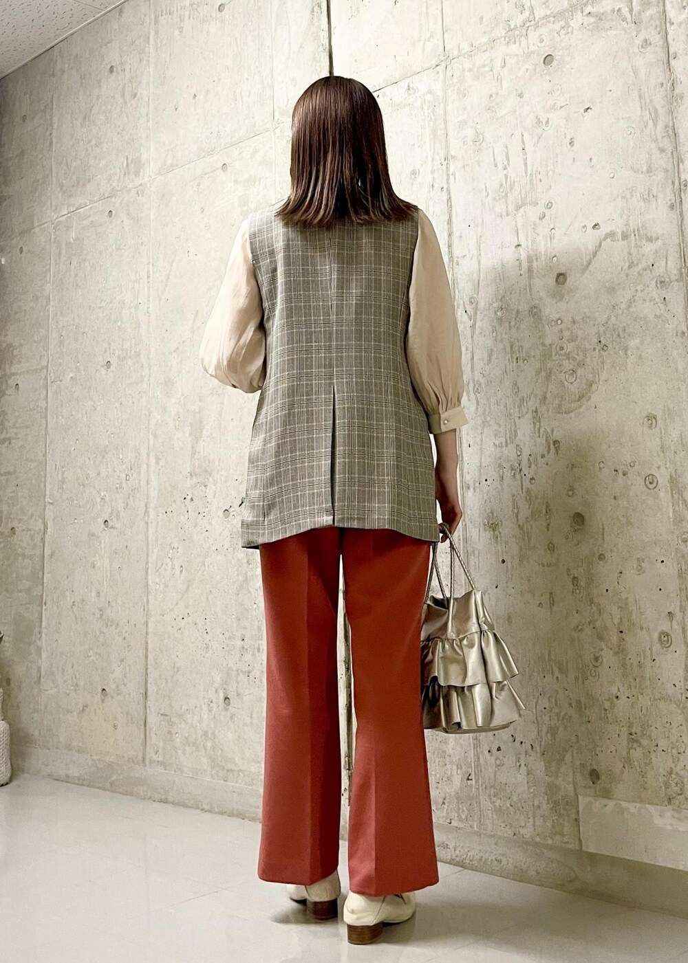 ホワイト系のローファー、シルバー系のトートバッグ、ベージュ系のニット/セーターを着用したレディースの秋コーディネートの3枚目の写真