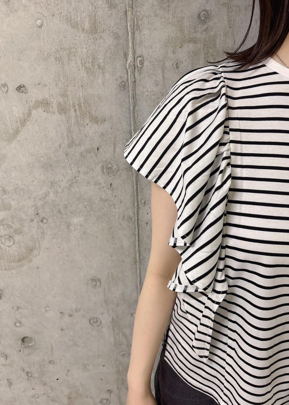 ブラック系のサンダル、ホワイト系のショルダーバッグ、ホワイト系のTシャツ/カットソーを着用したレディースの春コーディネートの5枚目の写真