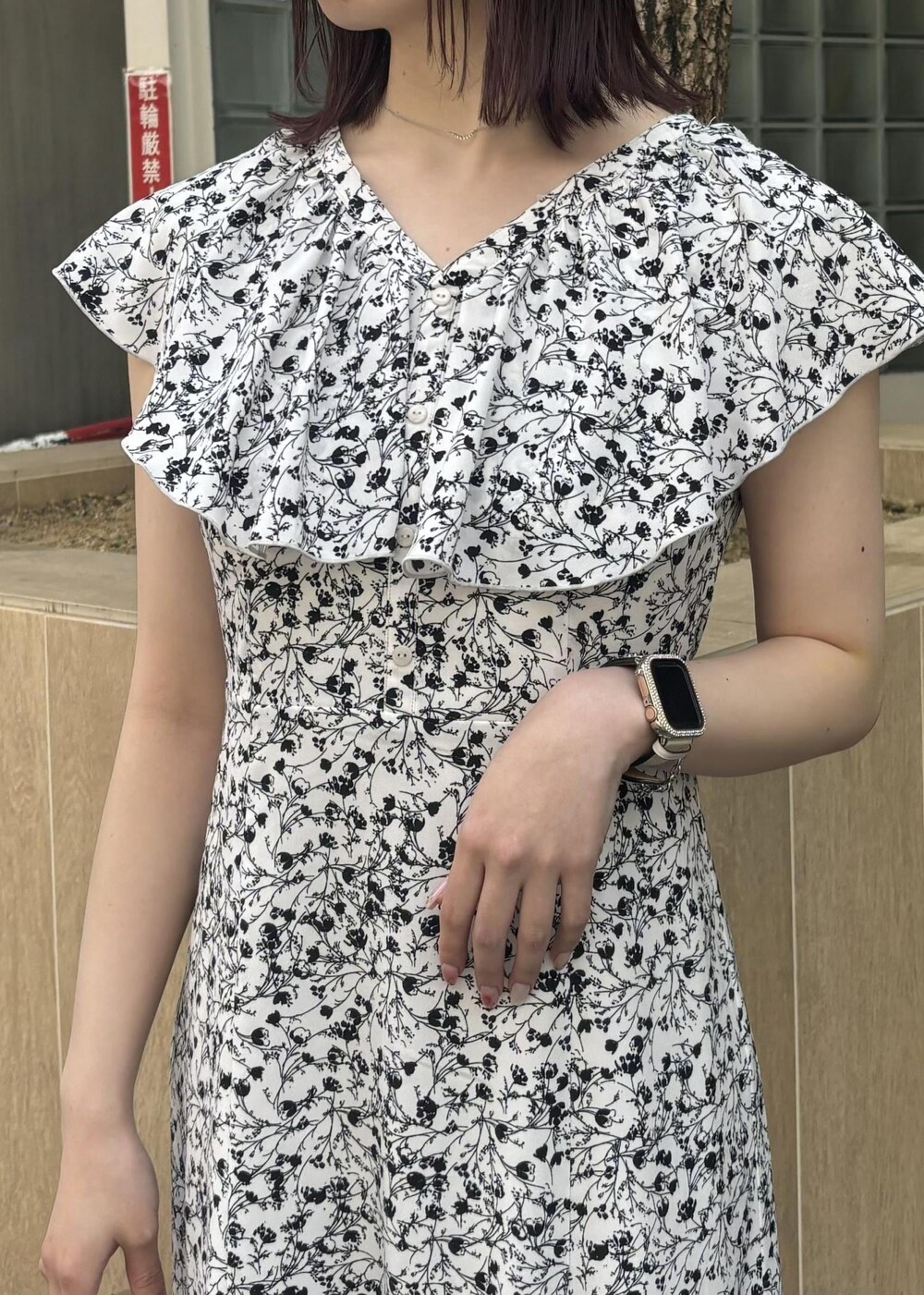 ホワイト系のハンドバッグ、シルバー系のパンプス、ホワイト系のワンピースを着用したレディースの春コーディネートの4枚目の写真